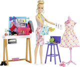 Barbie HDY90 - Modedesignerdocka (30,40 cm) och studio, 25+ design- och modeaccessoarer, designskrivbord, stol, symaskin, textilprover, skyltdocka och mer, leksak för åldrarna 3 och uppåt