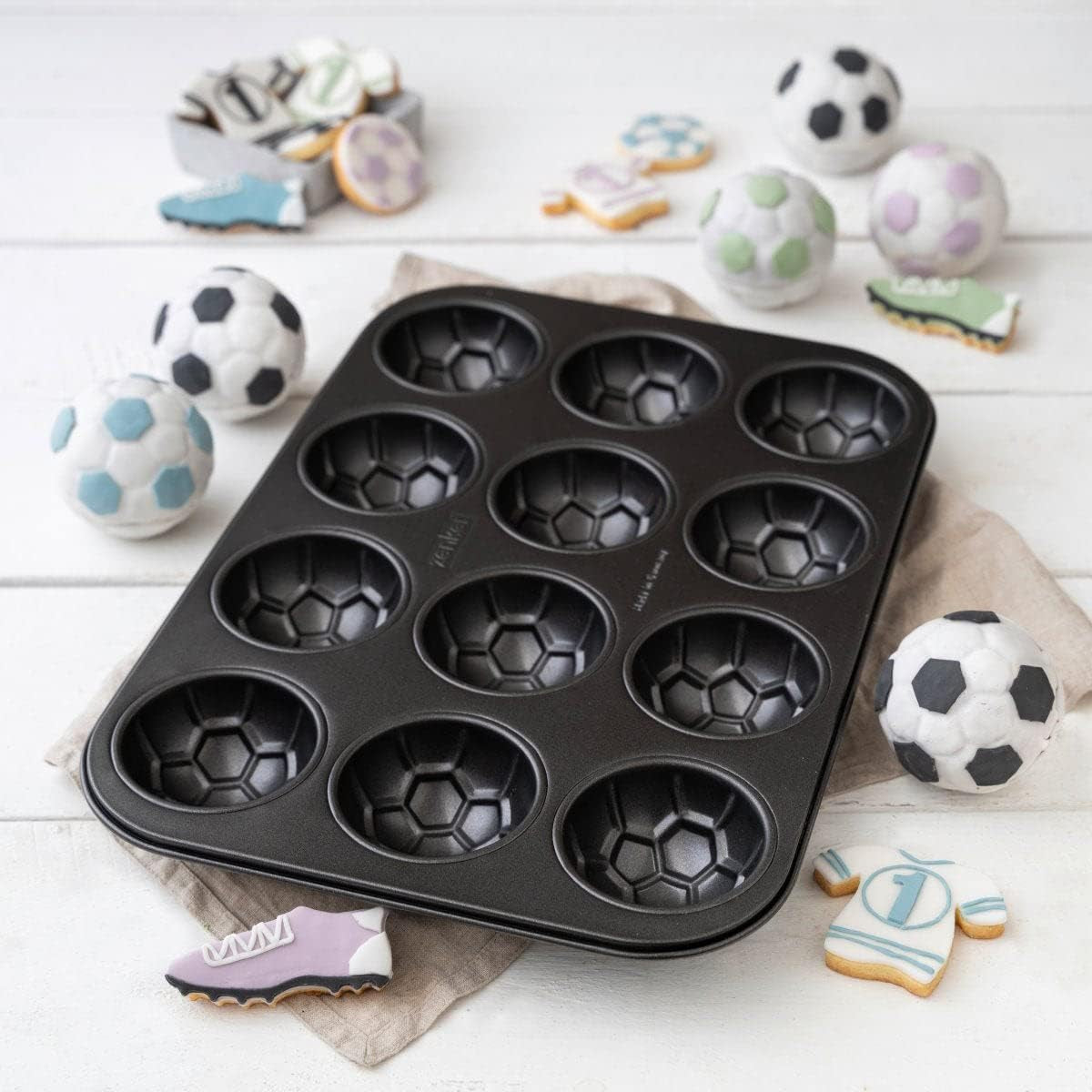 Zenker 12Er Muffinform – Muffinbackblech Für Muffins Und Cupcakes Aus Der Serie Soccer Baking– Hitzebeständiges 12Er Muffinblech Mit Antihaftbeschichtung, Schwarz Formar och brickor för bakning Naty Shop