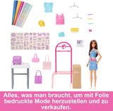Barbie Fashion Boutique Playset - foliemönsterdocka, över 150 originalutseende, innehåller 2 blusar och 5 folielakan, klädställ och kreditkortsläsare, 3+, HKT78