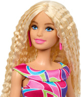 Barbie Fashionistas #223 docka med vågigt blont hår, klänning och accessoarer Inspirerad av Totally Hair, 65-årsjubileums samlingsmodedocka, HRH20