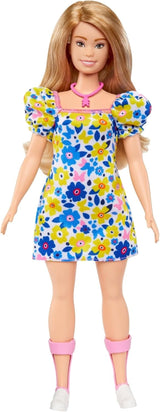 Barbie Fashionistas - utvecklad med National Down Syndrome Society, blont hår och trendig outfit med en blommig klänning och vita sneakers, för barn från 3 år och uppåt, HJT05 Naty Shop Dolls