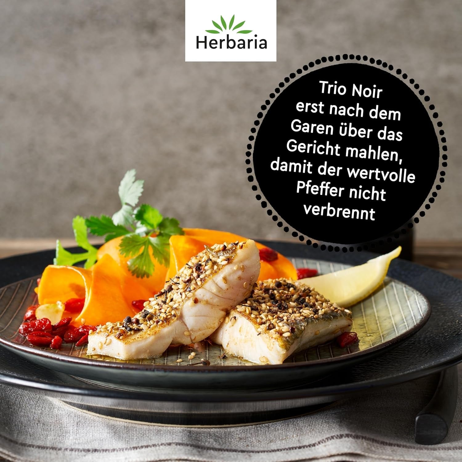 Herbaria Trio Noir bio 75g M-Dose – Bio Pfeffer schwarz ganz – ganze Pfefferbeeren – schwarze Pfeffermischung aus biologiska Anbau von drei verschiedenen Regionen - in nachhaltiger Aromaschutz-Dose