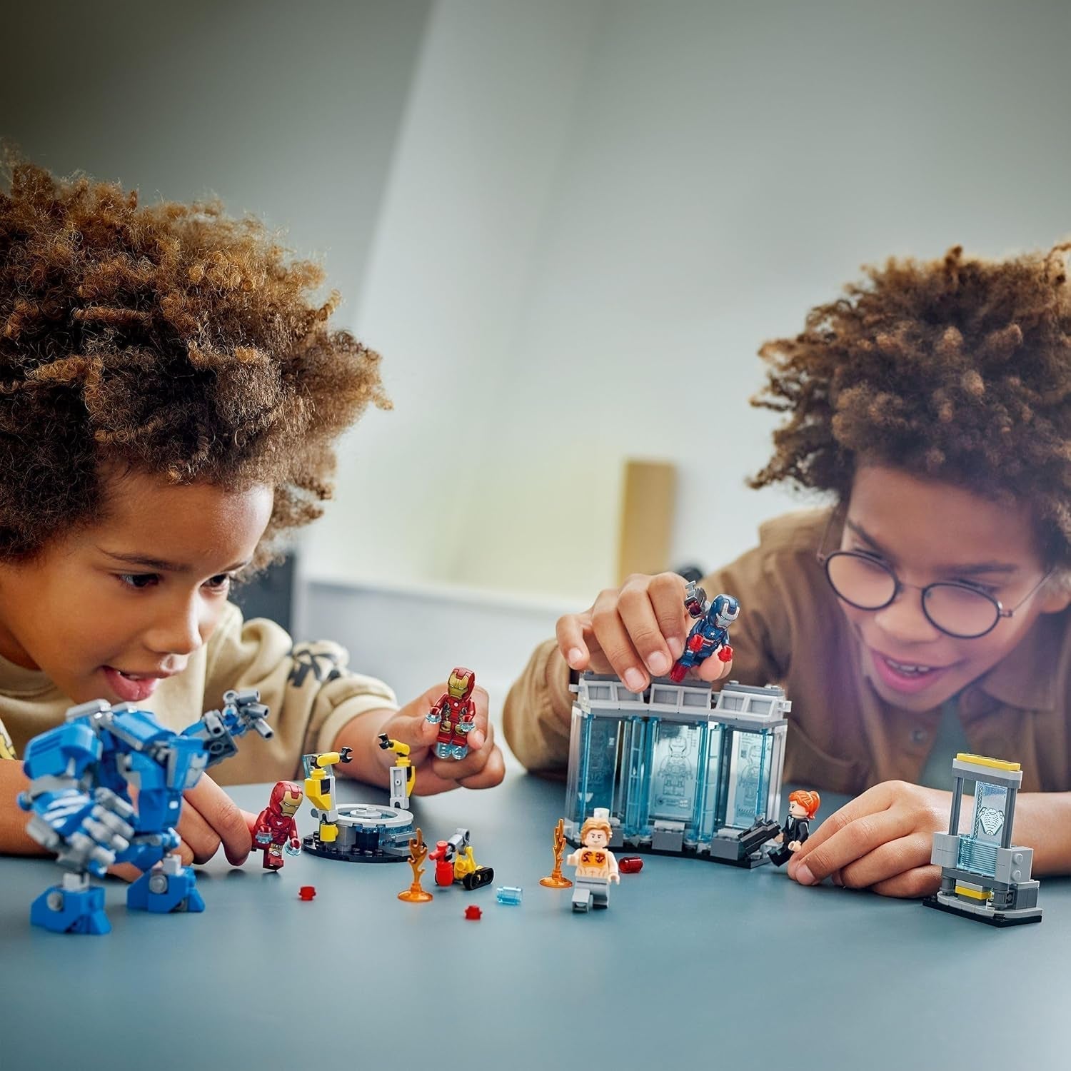 LEGO Marvel Iron Man's Laboratory: Hall of Armor - Superhjälteleksak med en mekfigur, 5 minifigurer inklusive Aldrich Killian - Avengers Present för pojkar och flickor i åldrarna 8+ 76315 Byggset Beuche den LEGO-Store