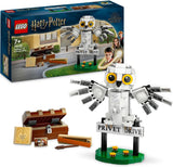LEGO Harry Potter Hedwig i Liguster Drive 4 Toy Owl Set för barn, byggbar djurfigur med Hogwarts resväska, liten present till pojkar, flickor och alla fans 7 år gamla 76425 Byggset Besuche den LEGO-Store Single