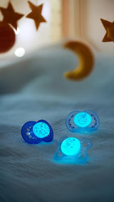 MAM Napp 6+ månader (2 Pack) MAM 6-16 Months Glow in the Dark med gumminapp, 2 Pack med steriliserande napphållare, Ljusblå/Ljusblå