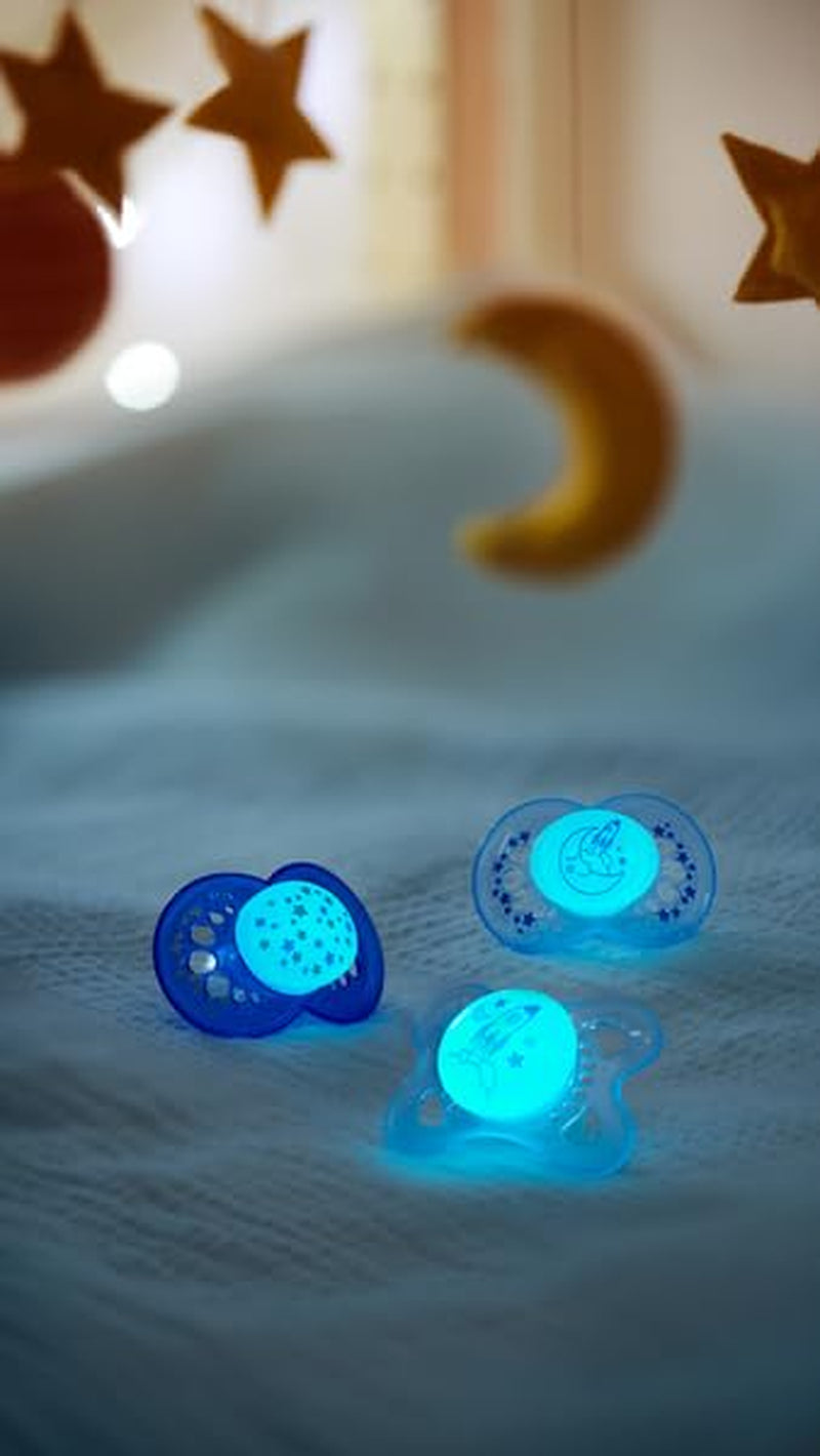 MAM Napp 6+ månader (2 Pack) MAM 6-16 Months Glow in the Dark med gumminapp, 2 Pack med steriliserande napphållare, Ljusblå/Ljusblå