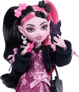 Monster High Doll Draculaura i rosa klänning med rosetter och svart kofta med Count Fabulous Bat och 7 tillbehör inklusive Ramen, läppstift och väska, JHK29