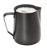 APS Milk Pitcher - Högkvalitativ mjölkkanna med non-stick beläggning, gjord av rostfritt stål - Perfekt för att skumma mjölk - Universalkaraff, svart, 600 ml