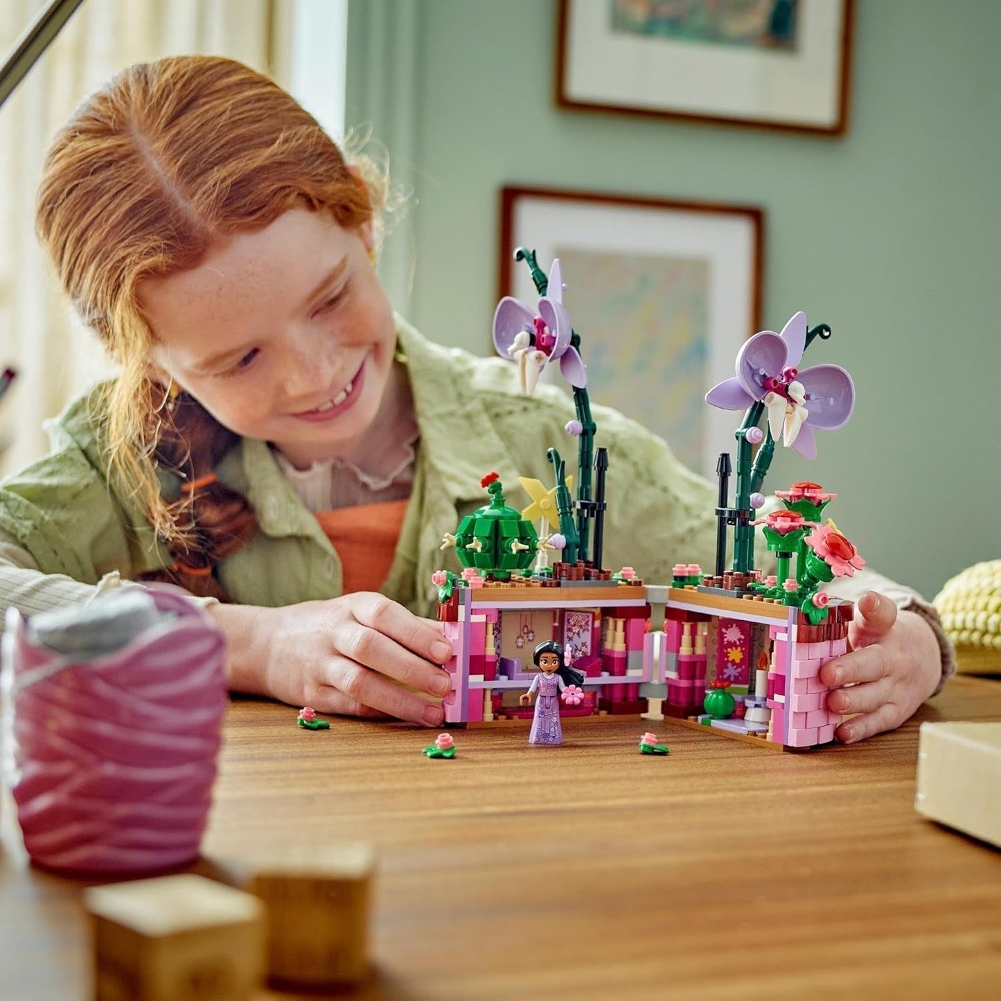 LEGO Ç€ Disney Encanto Isabellas blomkruka, byggleksaksorkidéset för barn, dekorativt byggset med filmkaraktär minidocka, presentidé för flickor och pojkar från 9 år 43237 Byggset Beuche den LEGO-Store
