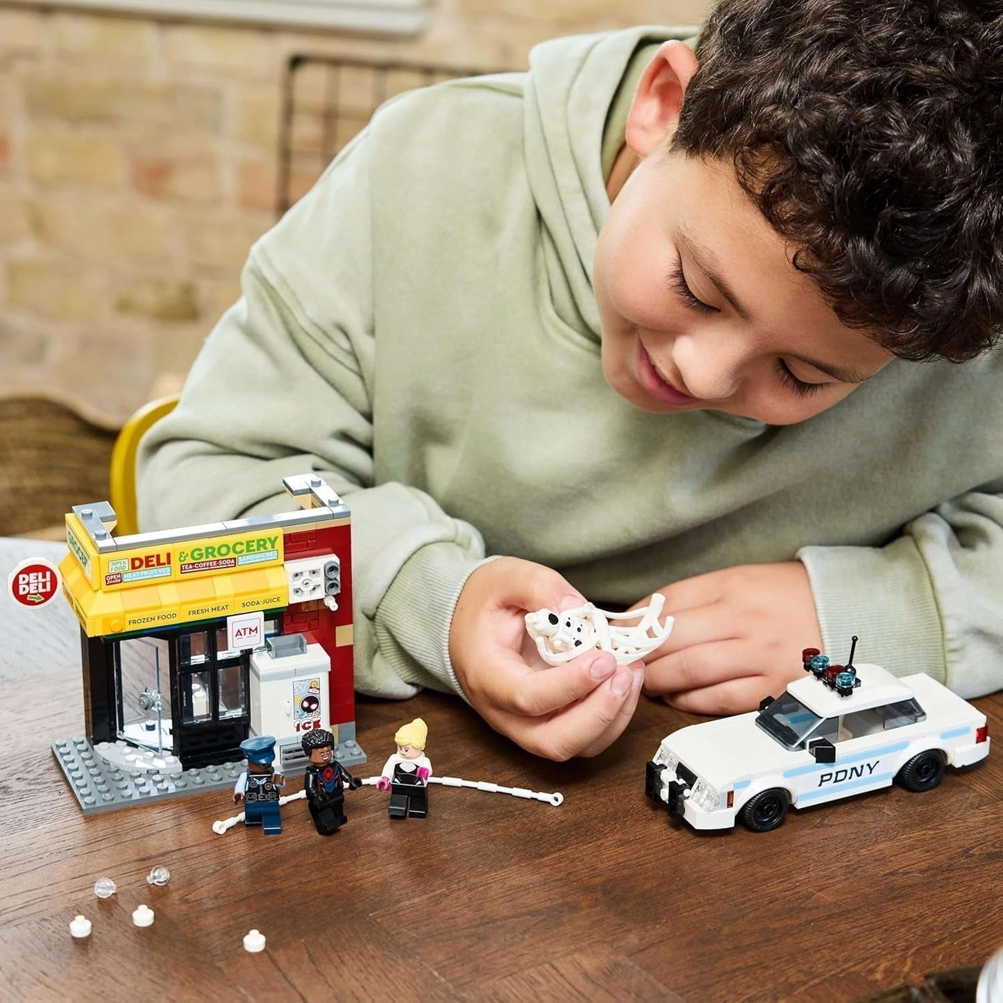 LEGO Marvel Spider-Verse: Miles Morales vs. Spot - Superhjältelekset med leksaksbil - 4 minifigurer och minimarknad - Present till pojkar och flickor i åldern 9+ 76311 Byggset Besuche den LEGO-Store