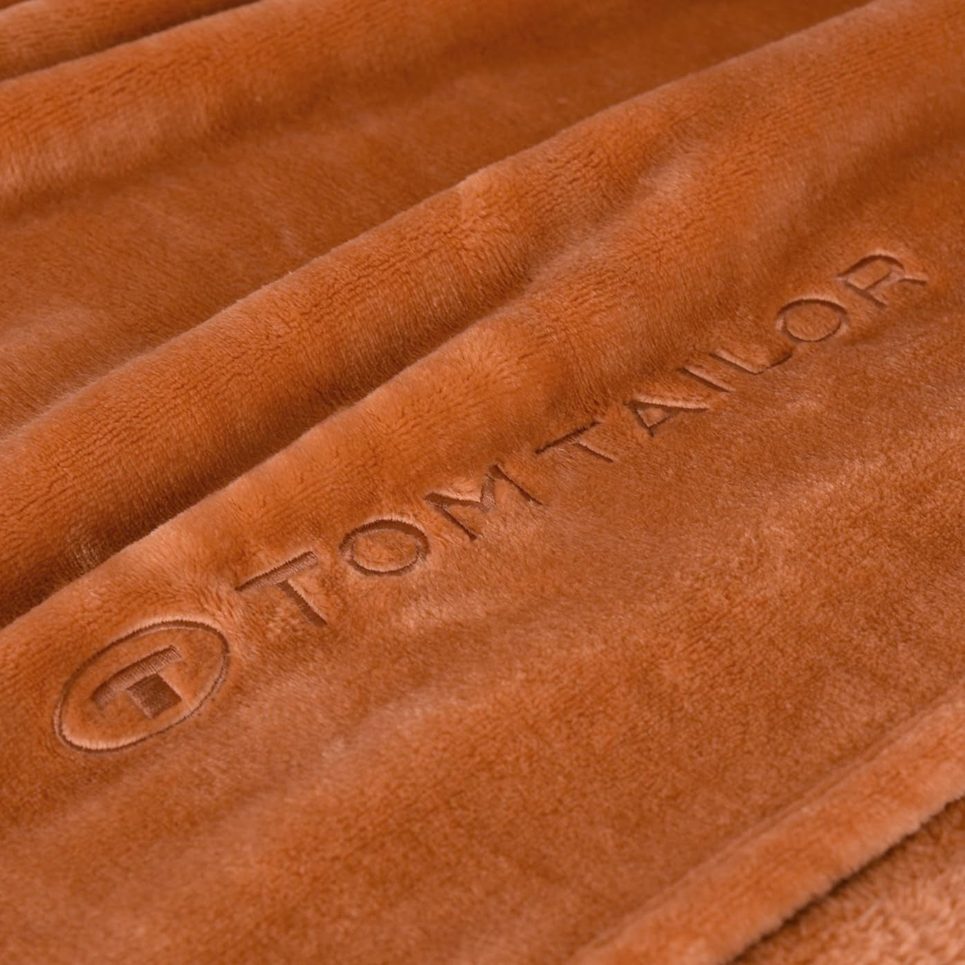 TOM TAILOR Wellsoft Filt, 150X200 Cm, 100% Polyester/ Wellsoft, broderad med logotyp, WELLSOFT BLANKET Orange (Warm Coral) Filtar och täcken Naty Shop