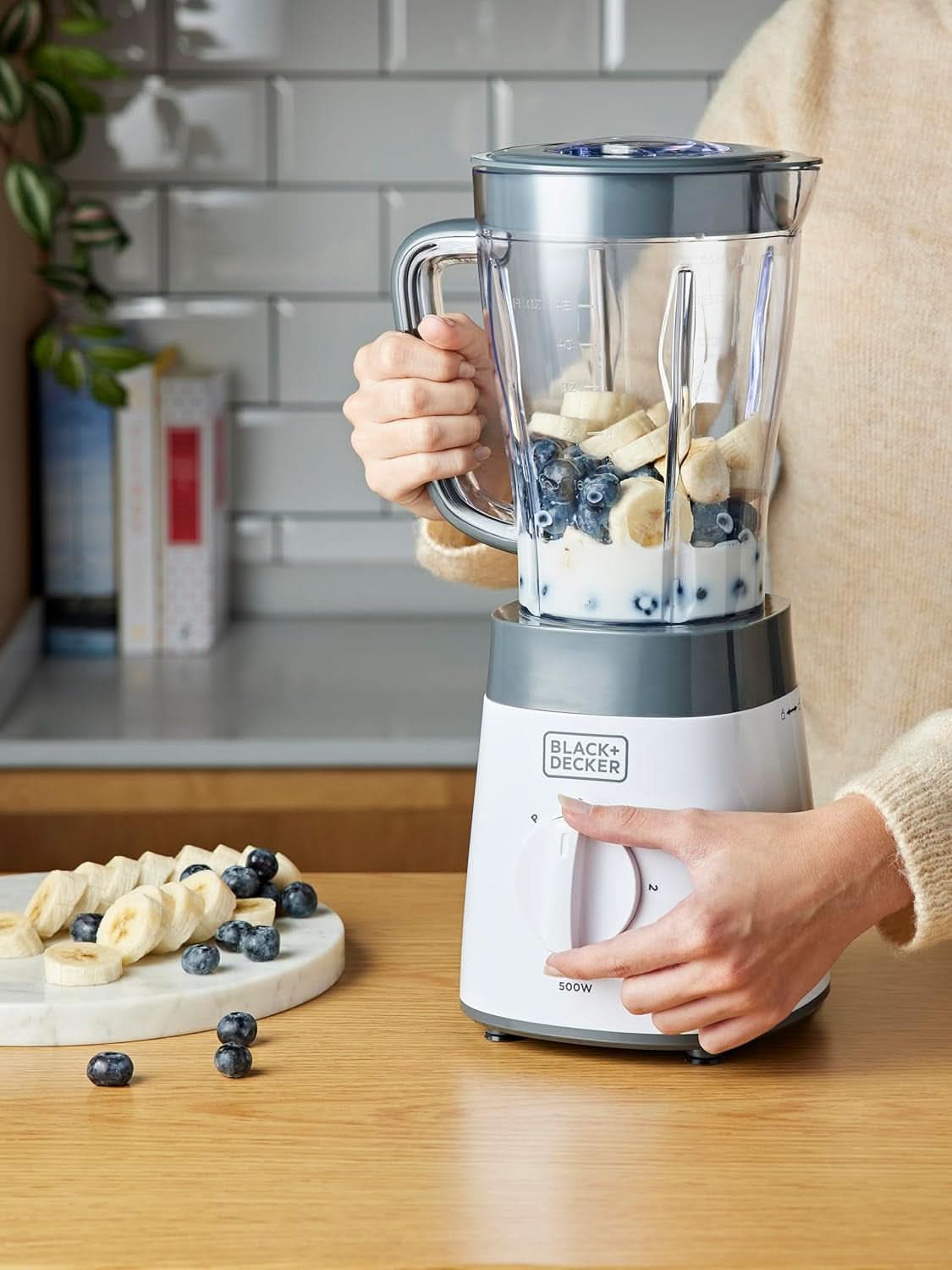 BLACK+DECKER Stativblandare | 500W | 2 hastigheter | Pulsfunktion | Glaskrug | 1,5L | Edelstahlmesser Mit 4 Klingen | Herausnehmbar Und Leicht Zu Reinigen | Weiß Und Grau Kitchen Naty Shop