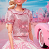 Barbie Filmen baserad på filmen Margot Robbie som Barbie samlarfigur i rosa blus och tyllkjol med stiliserad frisyr och matchande smycken JBJ53