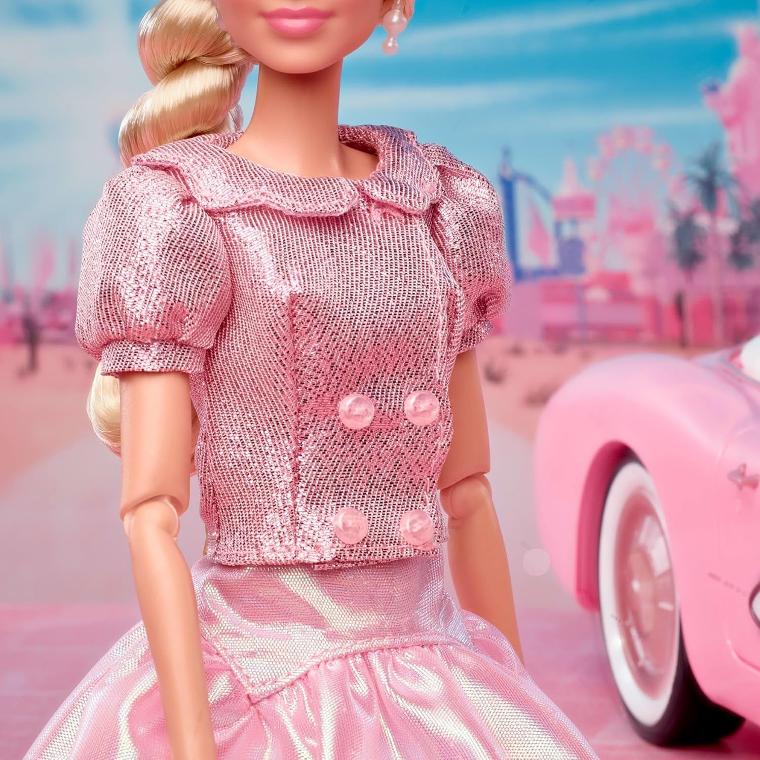 Barbie Filmen baserad på filmen Margot Robbie som Barbie samlarfigur i rosa blus och tyllkjol med stiliserad frisyr och matchande smycken JBJ53