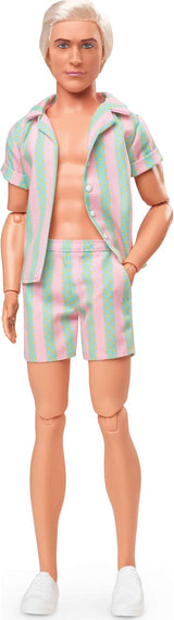 Barbie Movie Ken Barbie Doll i pastellrosa och grönrandiga strandkläder, surfbräda och vita sneakers, JBJ54