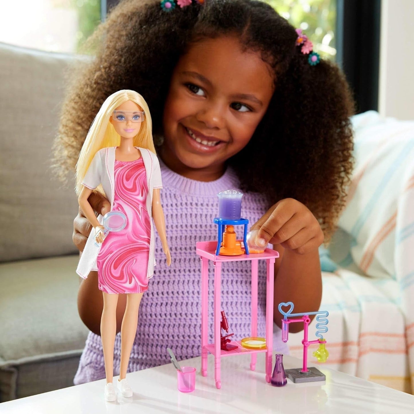 Barbie Scientist-docka och tillbehör med moderiktig blond docka, labbbord, mikroskop, färgskiftande kassa och petriskål, JCR70 Naty Shop Dolls