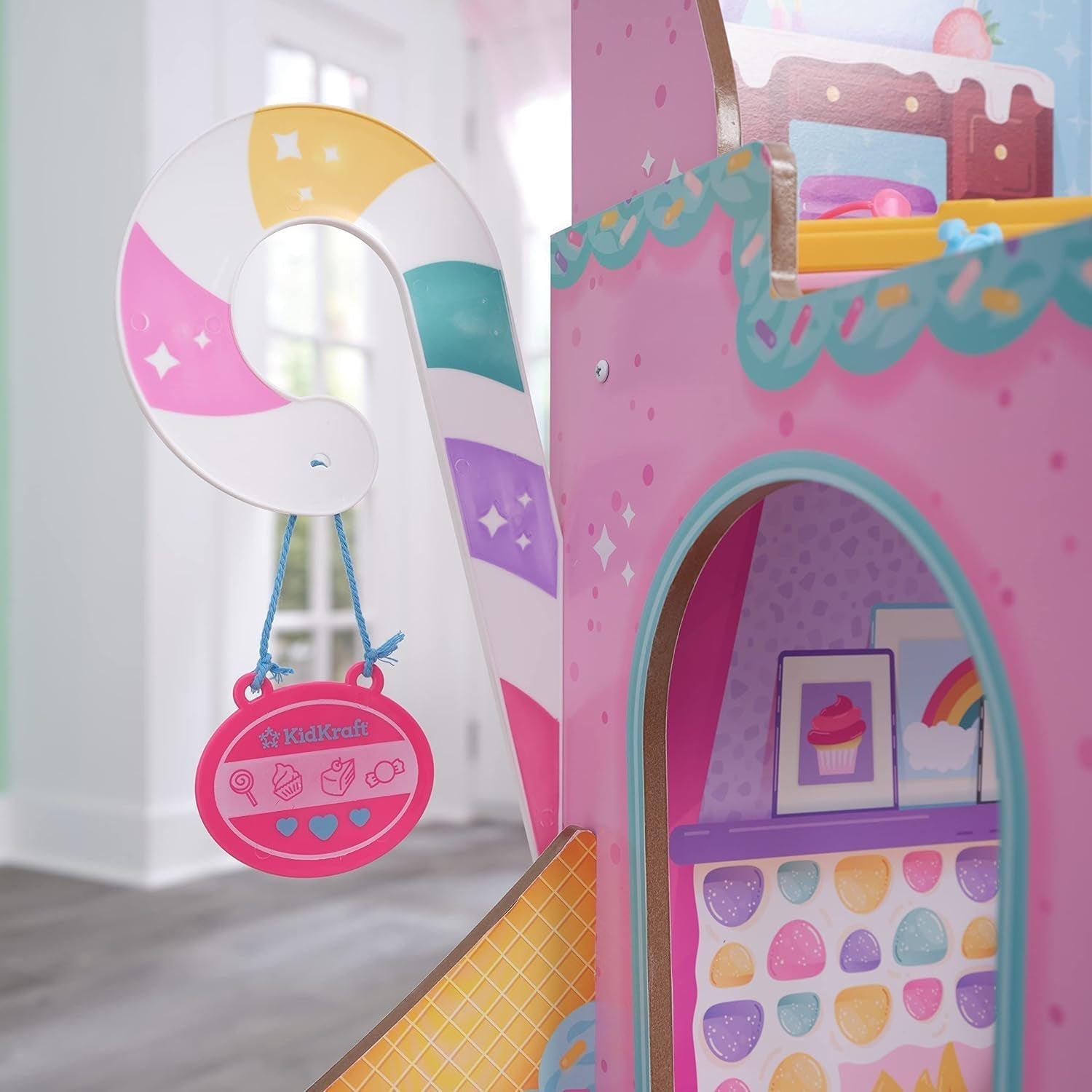 Kidkraft Candy Castle Trädockhus med möbler och tillbehör, Lama Unicorn Figure House, Ice Cream Cake Lift och gummistol för dockor, leksak för 3 år gammal, 20242 Naty Shop Dollhouses
