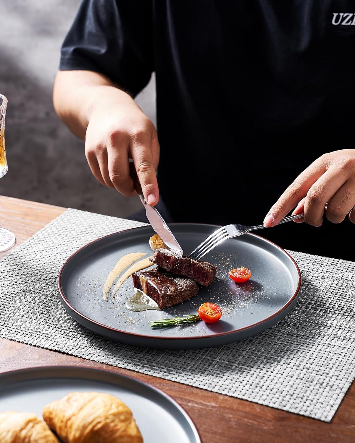 Mercury servisset, 12-delat servisset, 4-personers servisset i stengods med mattallrikar, desserttallrikar, flingskålar, tål mikrovågsugn och diskmaskin, kolgrå