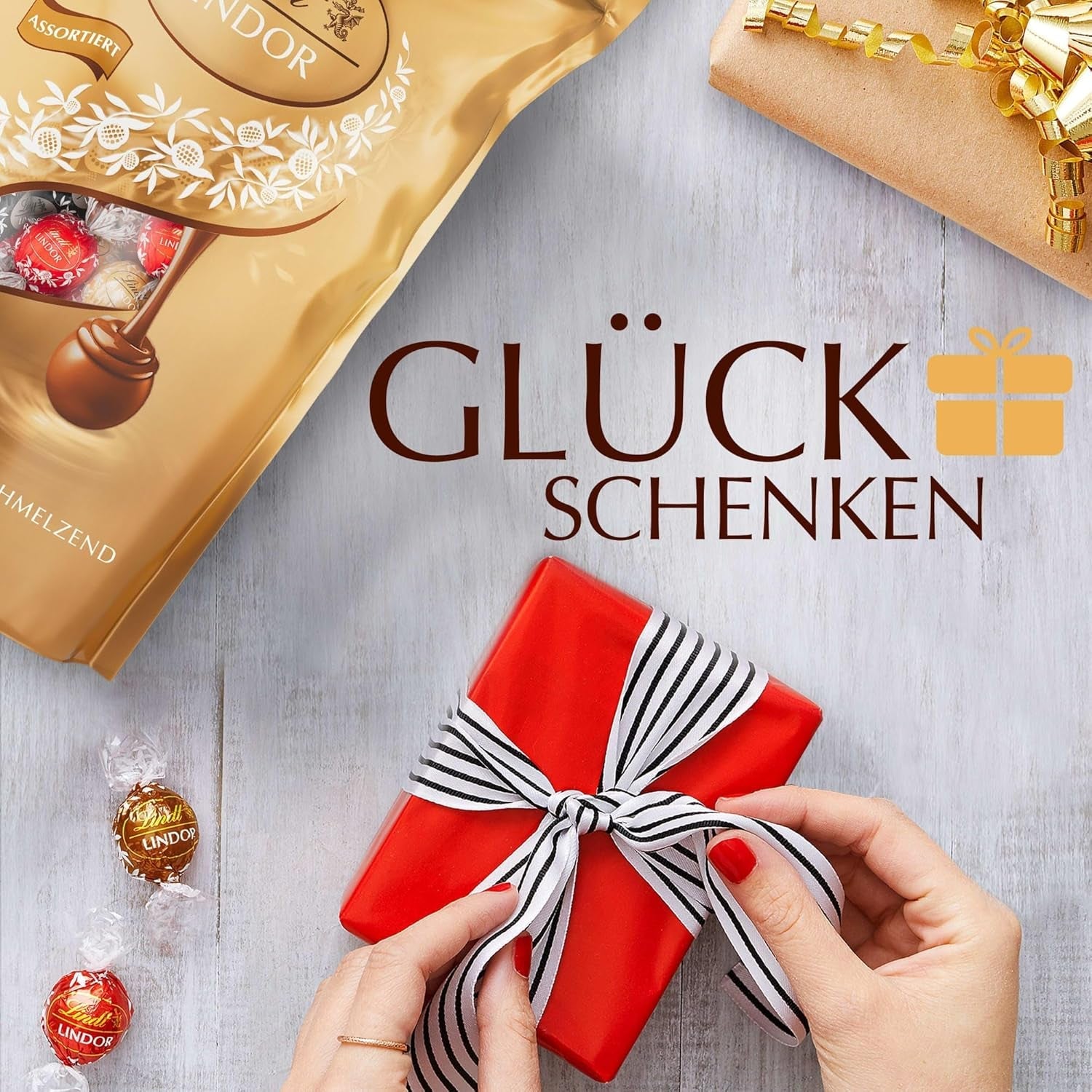 Klassiskt sortiment av Lindt chokladbollar LINDOR | ca. 80 bollar choklad (mjölk, vit, mörk 60%, hasselnöt) | Bulkförpackning, 1 kg