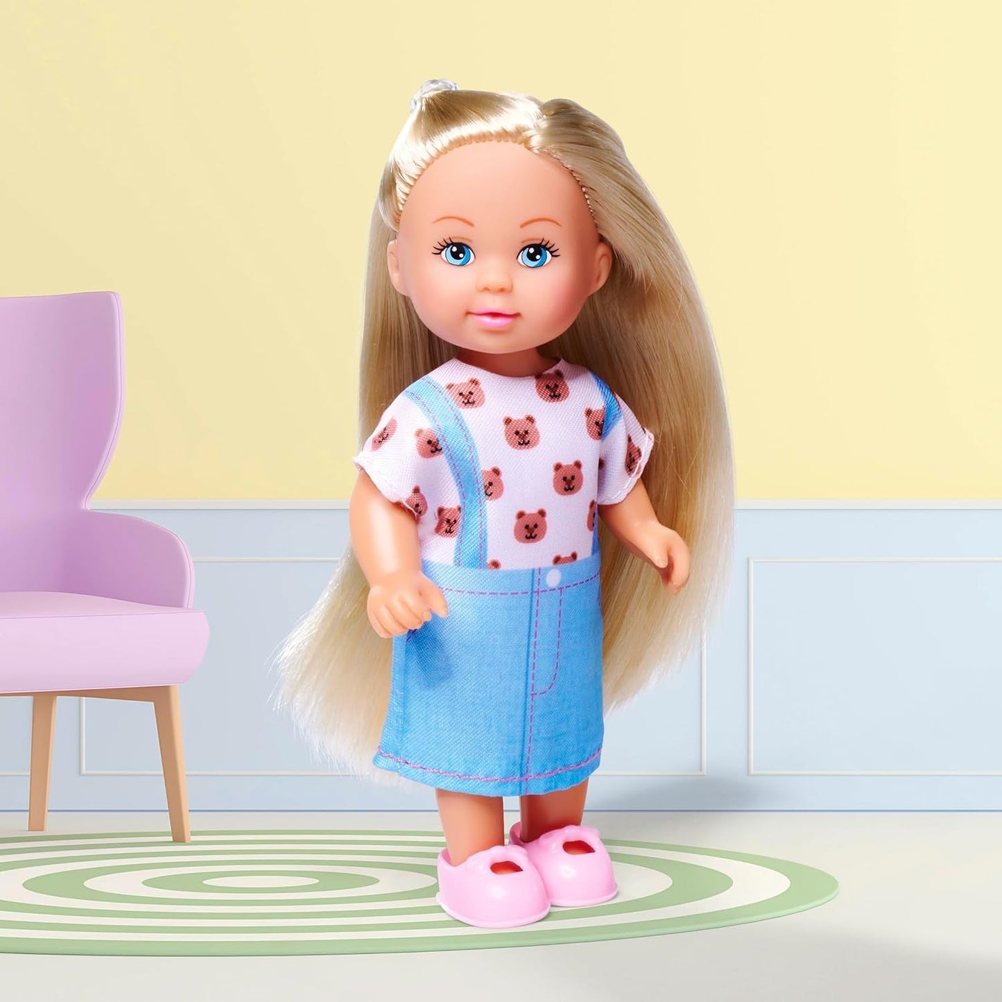 Simba Evi Love Fashion Doll bär en söt jeansklänning, inklusive två andra outfits med bedårande tryck och sneakers, 12 cm, åldrar 3+