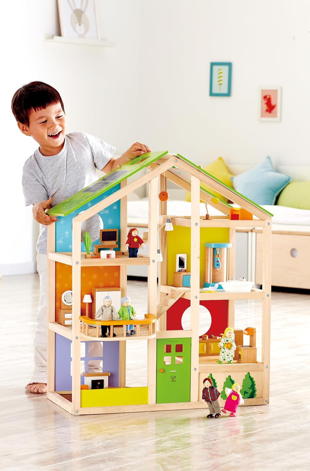 Hape Four Seasons Dollhouse - prisbelönt trevånings dockhus i trä med möbler, tillbehör, skjuttrappa och vändbart tak för alla årstider, för barn från 3 år och uppåt