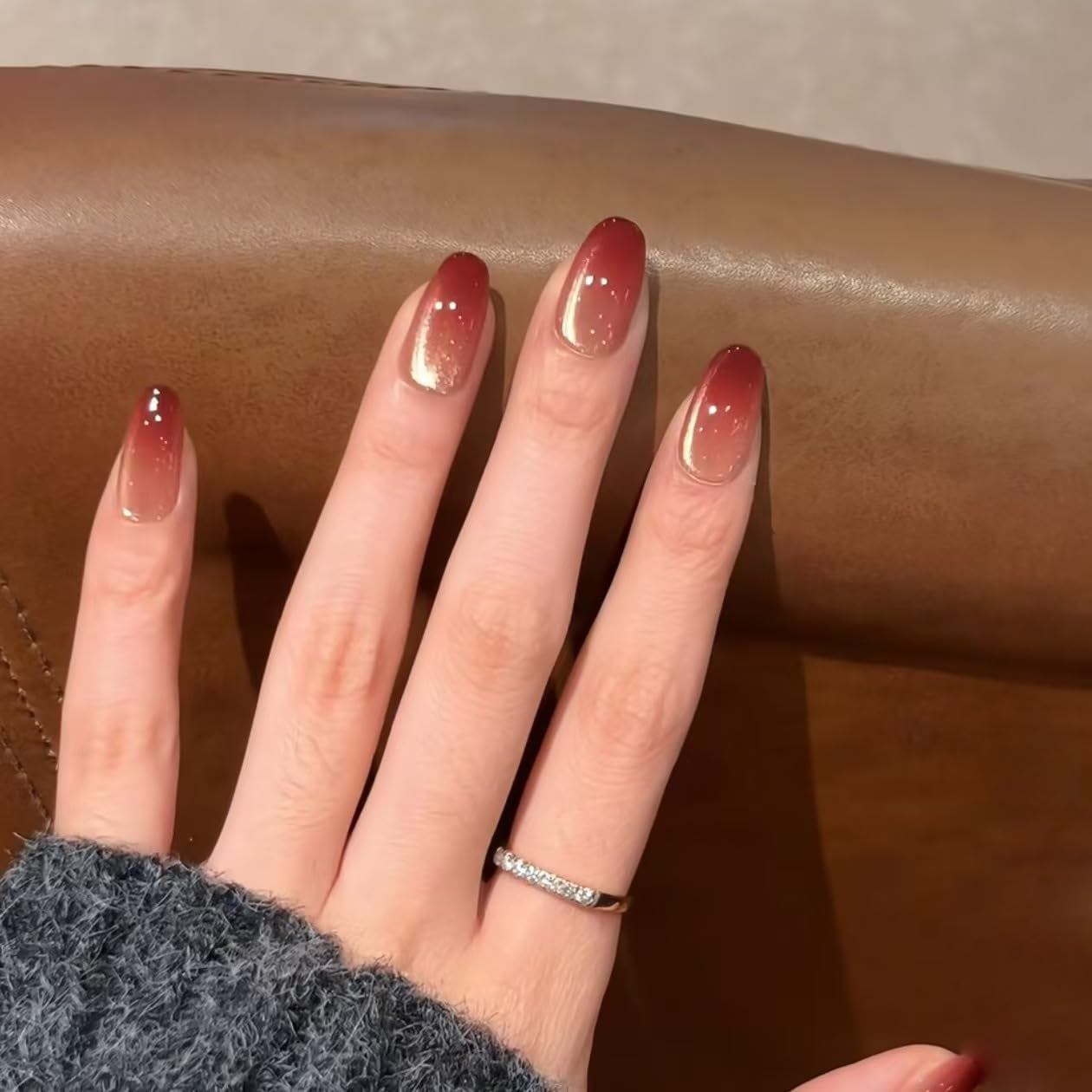 Moonglow korta magnetiska lösnaglar, rosa mandelröd gradient glitter kattöga med lim, rosa röd ombre glitter fototerapi konstgjorda naglar för kvinnor och flickor