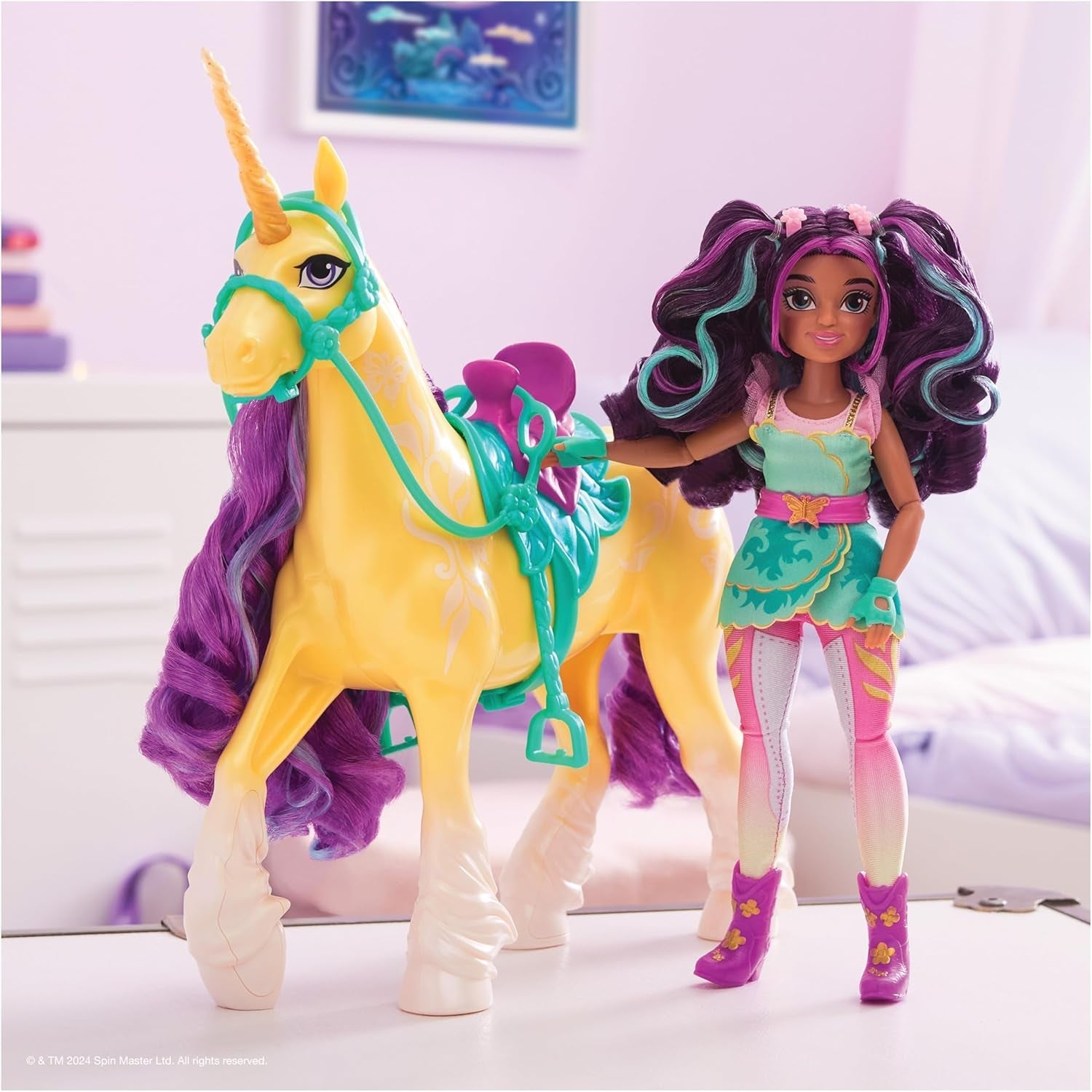Unicorn Academy Ankleidepuppe Ava - die Originalpuppe zur beliebten Netflix-Serie, 24 cm bred och med 7 tillbehör för fantasifulla rollspel, för Kinder från 4 Jahren
