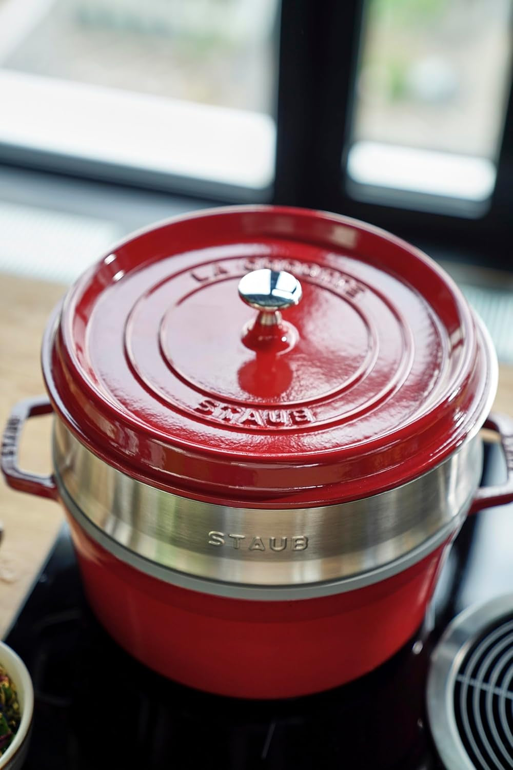 STAUB Gusseisen Bräter/Cocotte, Mit Dämpfeinsatz Aus Edelstahl, Rund 26 Cm, 5,2 L, Aromaregen Funktion Für Optimale Befeuchtung, Für Alle Herdarten Inkl. Induktion & Backofen, Kirschrot, Rot Formar och plåtar för bakning Naty Shop