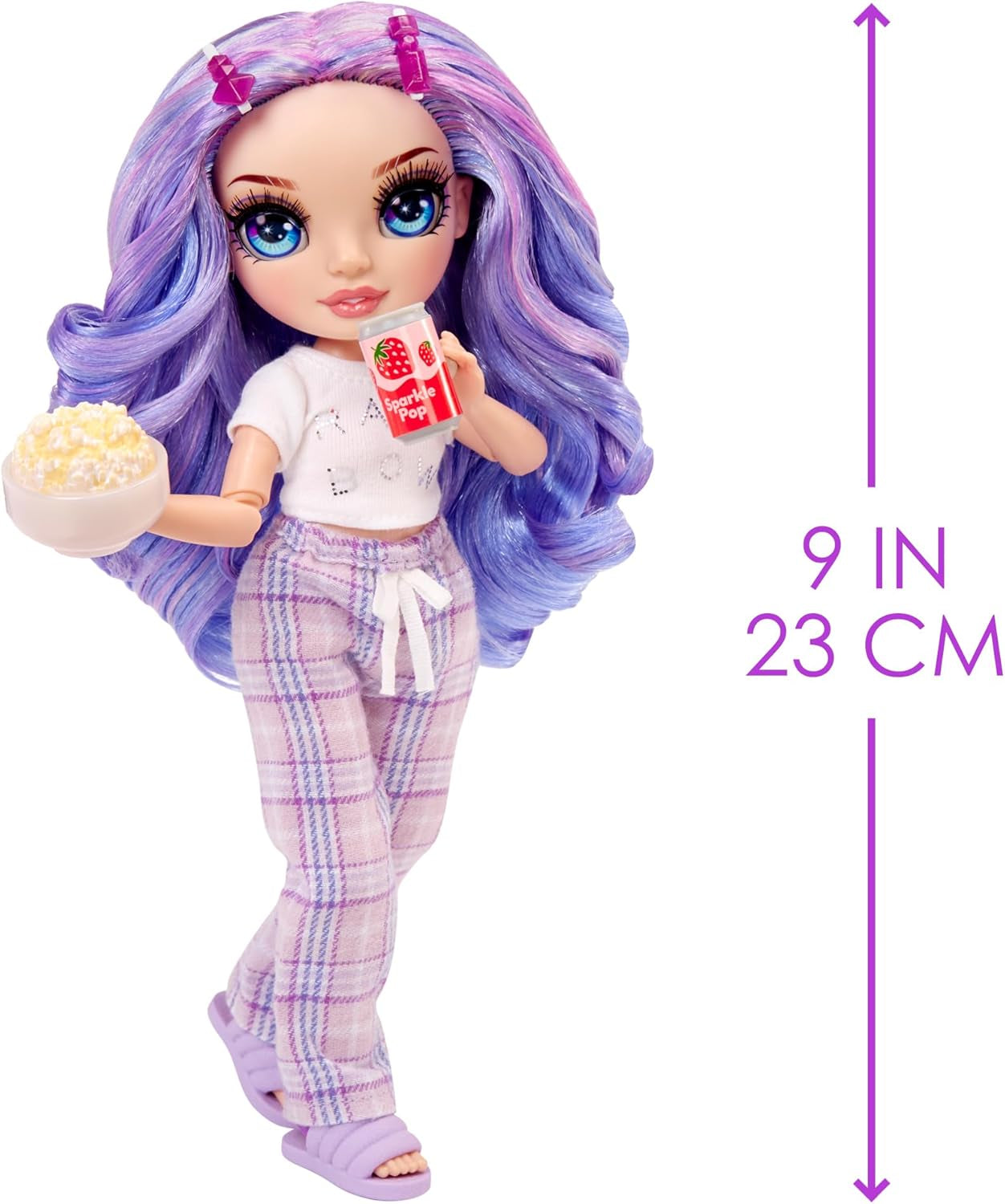 Rainbow High Junior High PJ Party Doll - Violett - 22 cm med mjuk jumpsuit, tofflor och lektillbehör - Barnleksak - Perfekt för 4-12 år