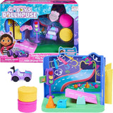 Gabby's Dollhouse Deluxe-rum, Purr-Ific-lekrum, lekrum med Carlita-leksaksbil, 2 möbler och 2 överraskningslådor med tillbehör, lämplig för åldrarna 3+ Naty Shop Dollhouses Multicolor