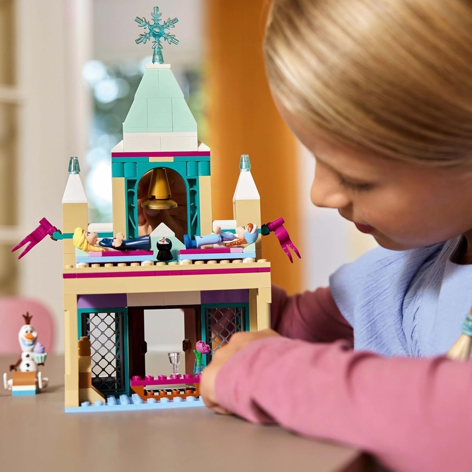LEGO Ç€ Disney Frozen Arendelle Castle, Prinsessleksak med ELSA, Anna och Olaf minidockor och en pingvinfigur, Fantasy-lekset, present till 5-åriga flickor 43265 Byggset Besuche den LEGO-Store