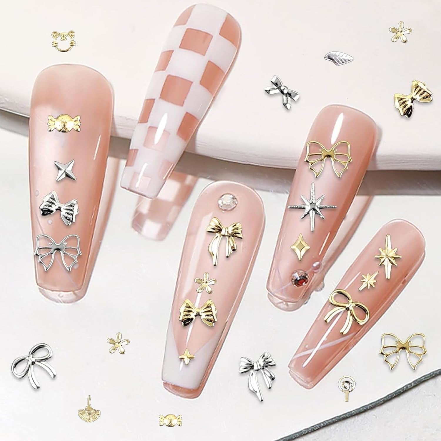 Nail Key Chains 4 Box Set - 48 typer Guld & Silver 3D Nail Key Chains (Fjärilar, Blommor, Pärlor, etc.) + Pincett & Penna - För DIY Gel & Akrylnaglar | Ideal for nail salon and home