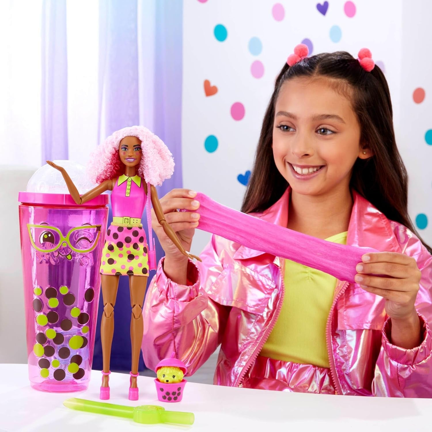 Barbie Pop Reveal Bubble Tea Doll och tillbehör, doftande Berry Bliss modedocka med husdjur, 8 överraskningar, inkluderar färgväxlare, förvaringsmugg, HTJ20