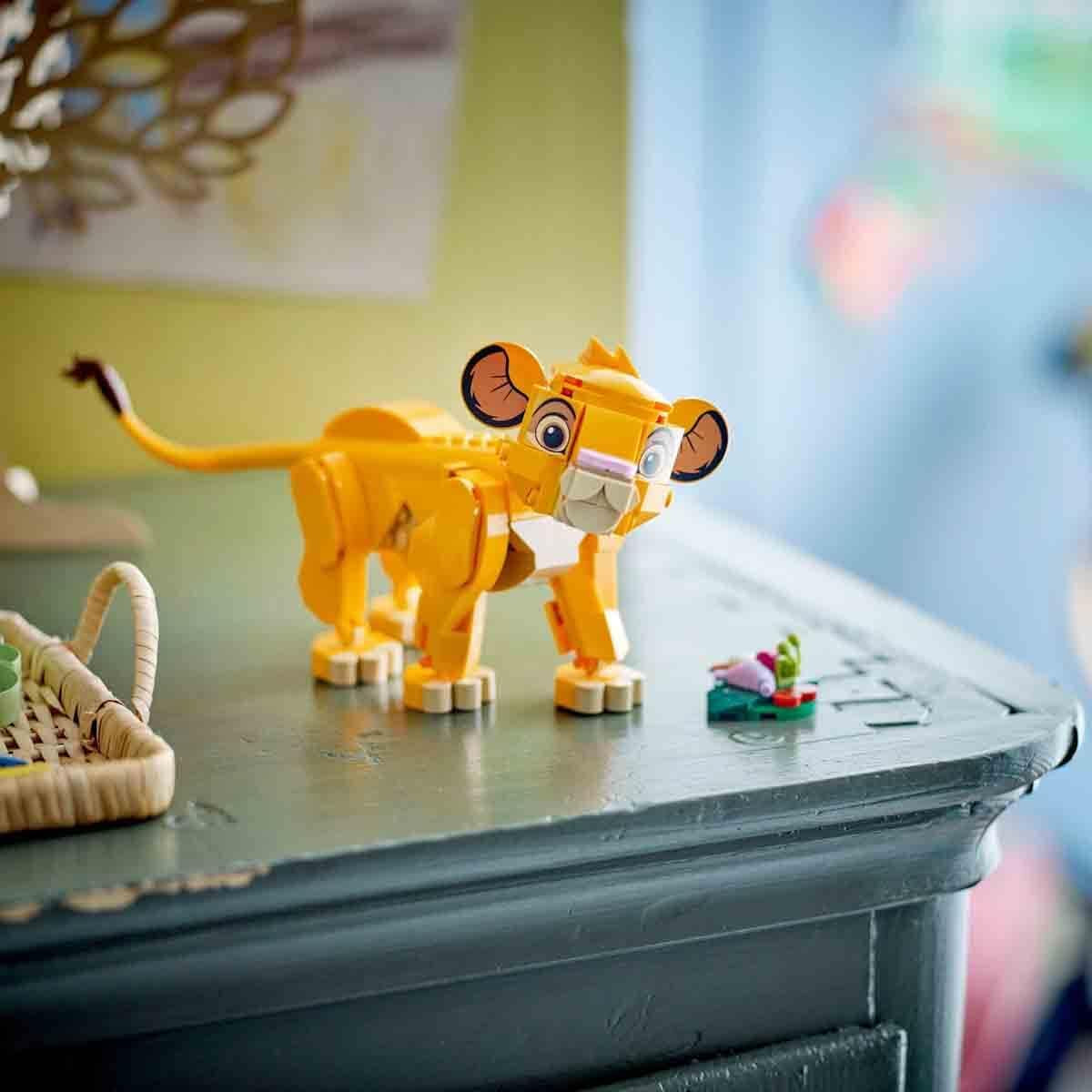 LEGO Ç€ Disney Simba, lejonkungens unge, byggleksak för barn, fantasilekset med lejonfiguren, cool presentidé för tjejer och pojkar från 6 år, barnleksak 43243 Byggset Beuche den LEGO-Store