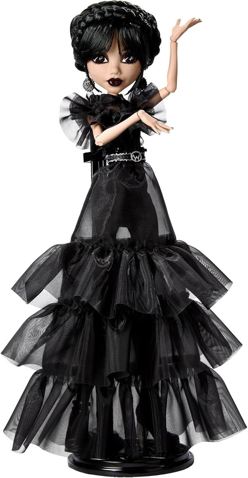 Monster High Wednesday Doll, Rave'N Wednesday Collectible Figur i svart gotisk klänning inspirerad av dansscenen, premiumtillbehör och dockställ, HXJ03