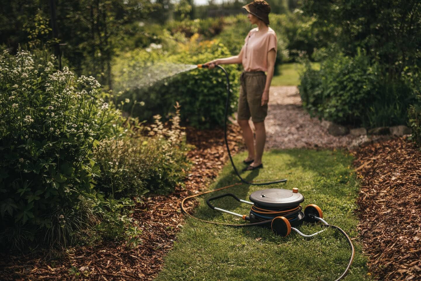 Fiskars Comfort L vattenhjul med hjul, all-inclusive bevattningsset, total räckvidd 31,5 m, automatisk upprullning, universal trädgårdsslang (Ø 13 mm), universal krananslutning, 1071670