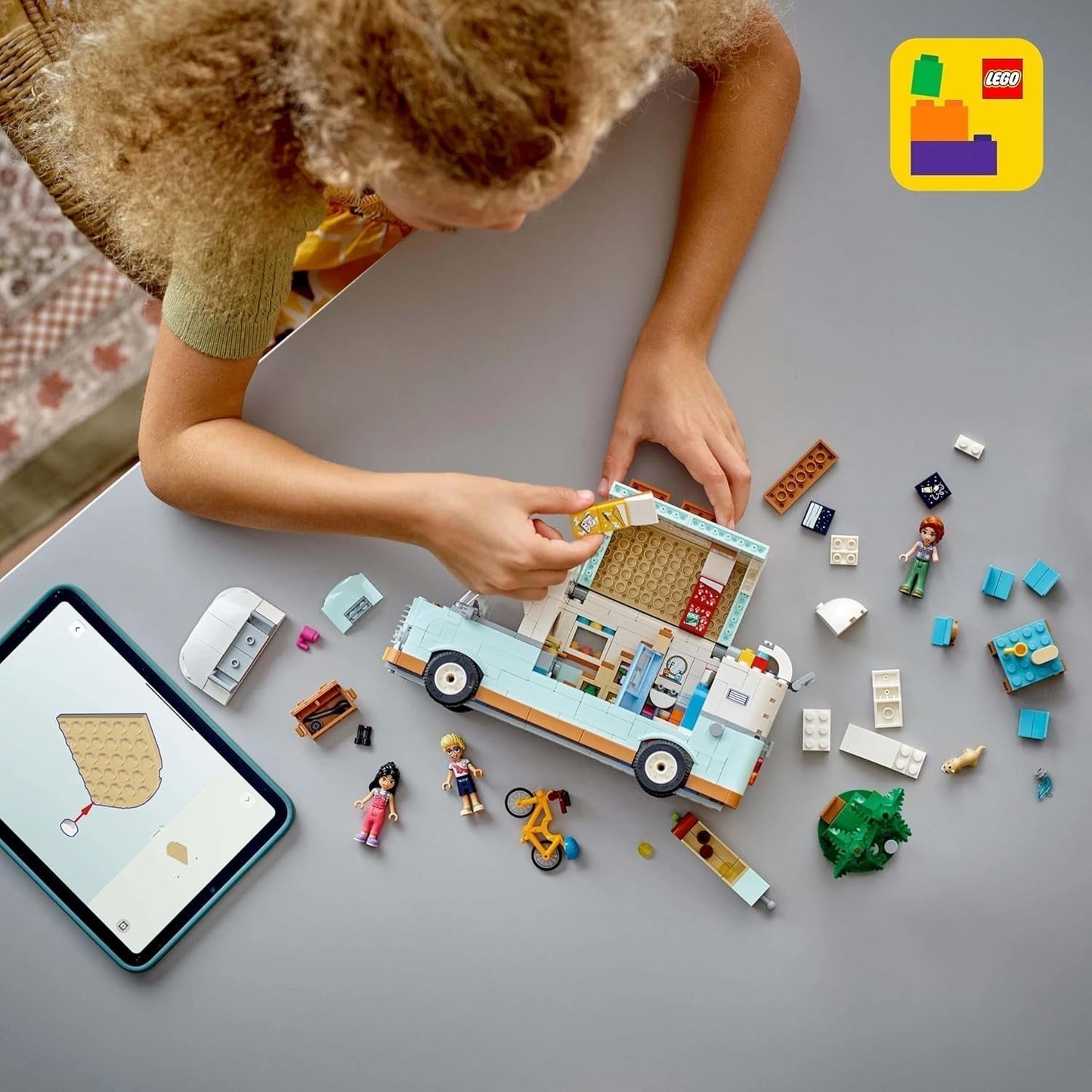 LEGO Friends husvagn, rollspelsbyggsats med leksakskaravan, present till tjejer från 7 år och uppåt, kreativ lekset med 3 minifigurer och illerdjursfigur 42663 Byggset Besuche den LEGO-Store