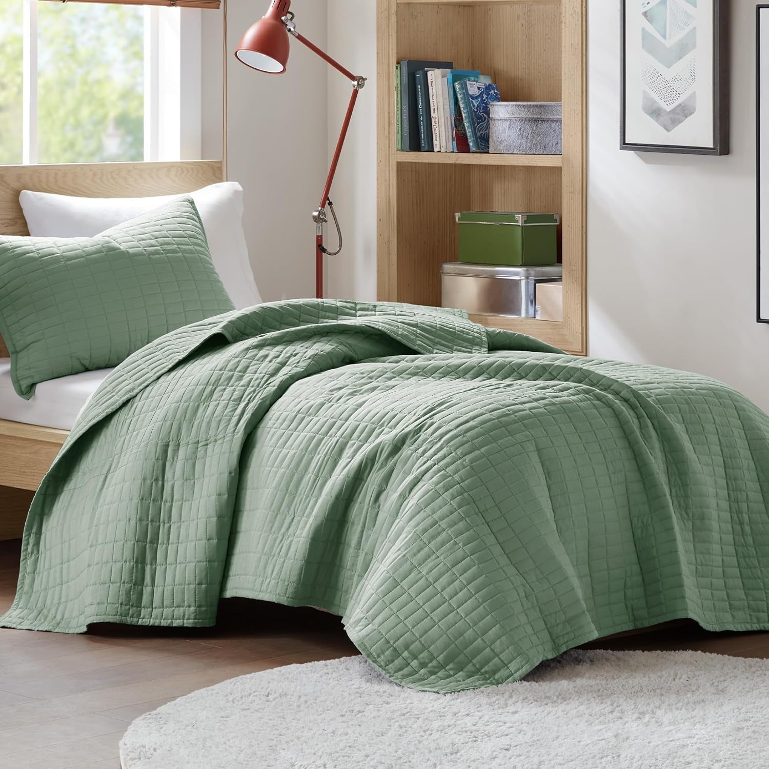 Comfort Spaces Kienna Quilt Set Luxury Double Stitch Sommarfilt Lättvikt Mjuk Helårssängkläder Matchande örngott Vit King Size filt (264,2 X 228,6 Cm) Naty Shop Täcken & täcken Sage Gland Twin/Twin Xl(66"X90")