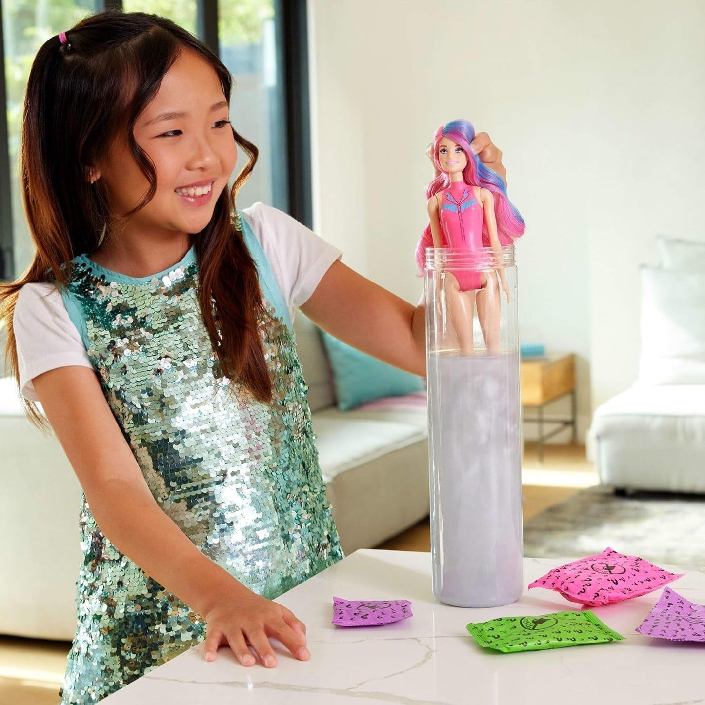 Barbie Color Reveal modedocka och tillbehör med 6 överraskningar, Disco Star Series med metalliskt glitter och färgskiftande topp (stilar kan variera), JCP01 Naty Shop Dolls