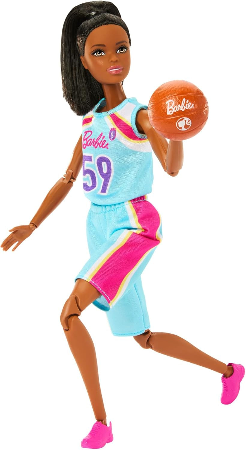 Barbie Made to Move Docka och tillbehör, brunettbasketspelare med avtagbar sportklänning och boll, 22 ledade leder, HKT74