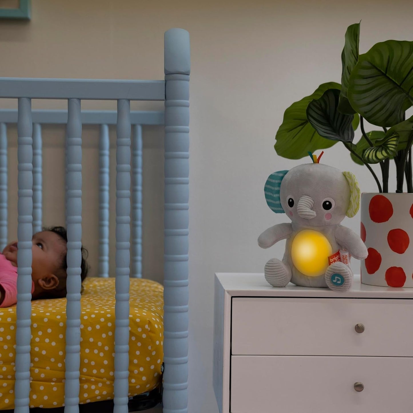 Bright Starts, Kram-a-bye babyelefantleksak med lampor, sånger, olika texturer och mer, flerfärgade Toys Bebe Naty Shop