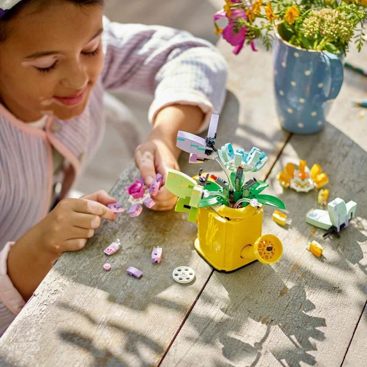 LEGO Creator 3-i-1 blomstersprinklerset, dekoration av barnrum, bygg en sprinkler med en bukett blommor, gummistövlar eller 2 leksaksfåglar, kreativ present till flickor och pojkar 8 år gamla 31149 Byggset Besuche den LEGO-Store