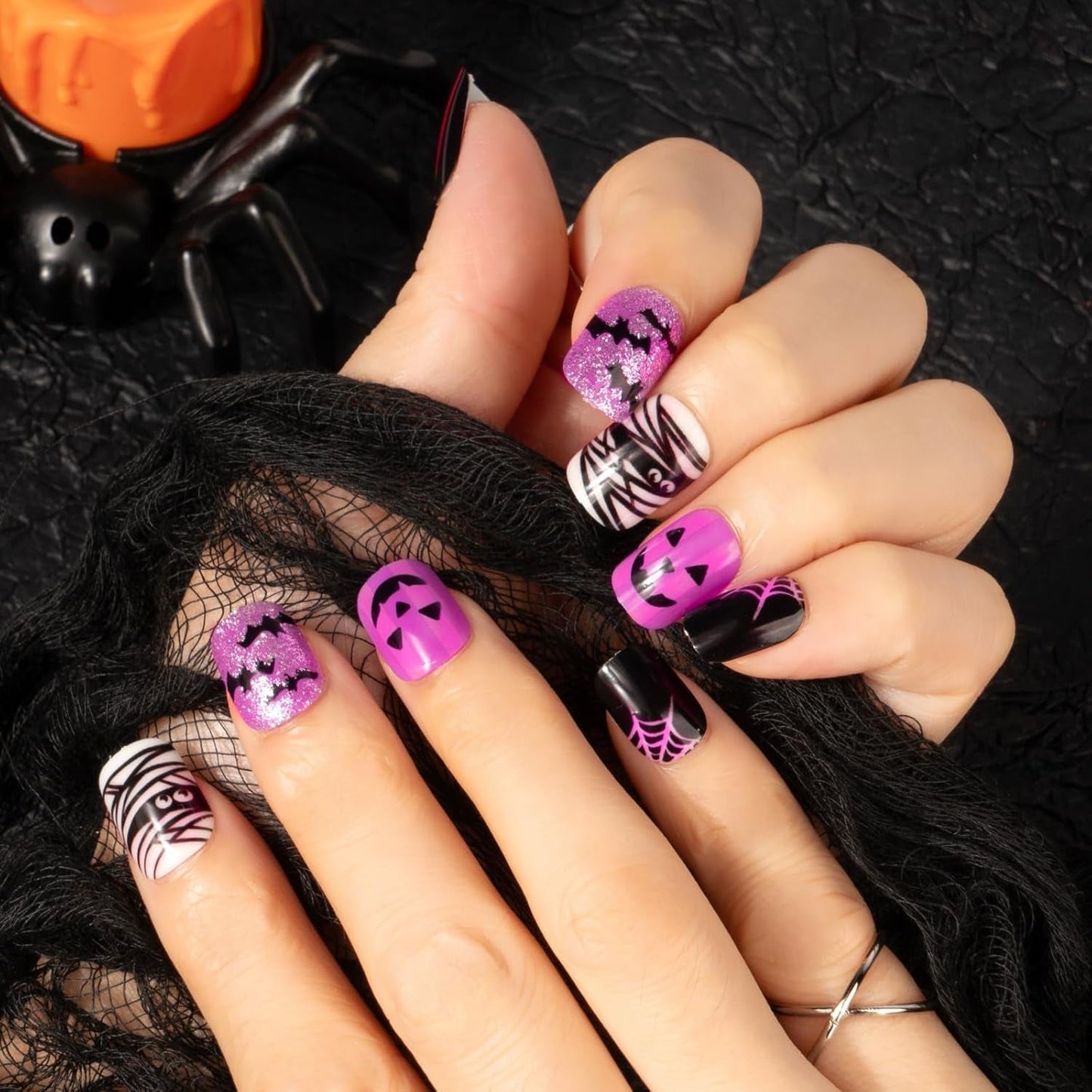 72 st Halloween naglar självhäftande falska naglar Korta konstnaglar Självhäftande pressade naglar Pumpkin Ghost konstnaglar tips Nail Art Orange Grön Svart