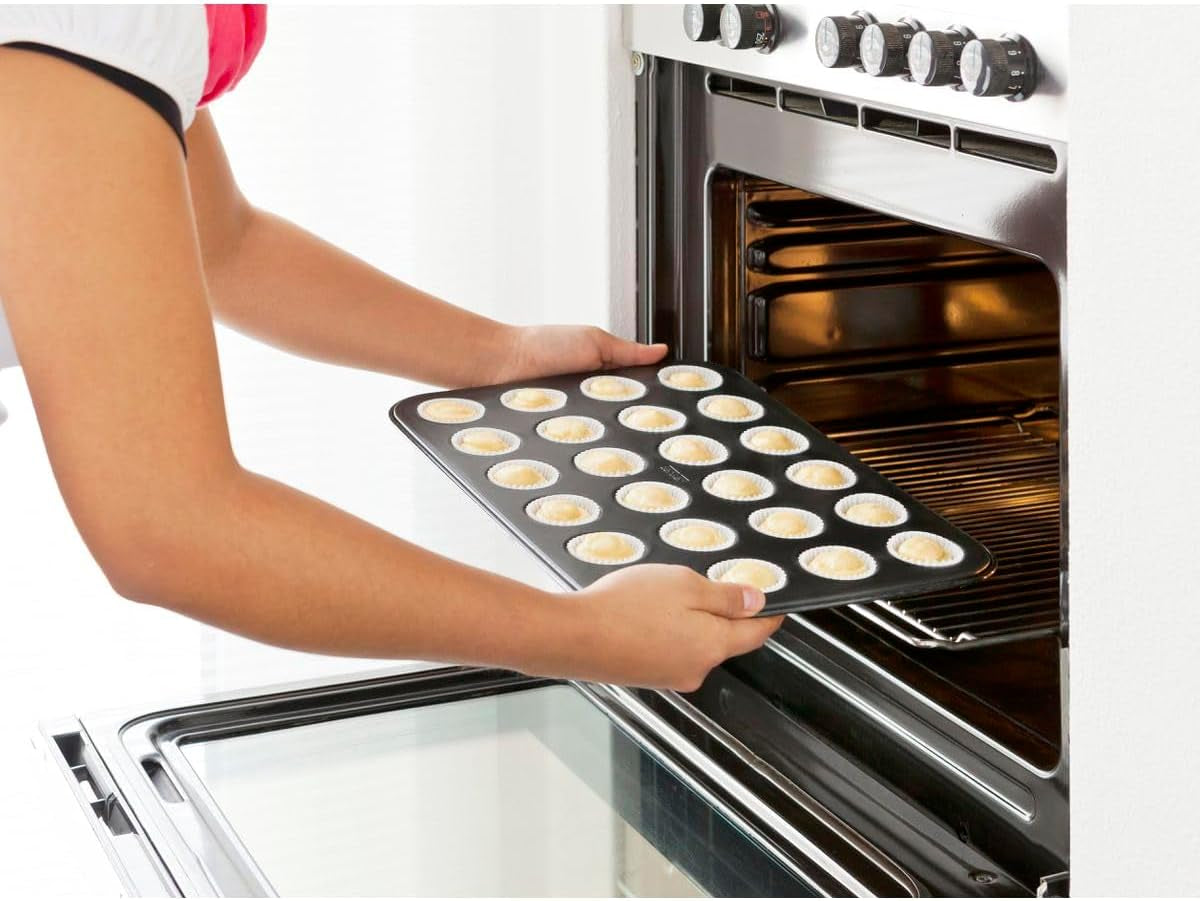 Zenker 6541 Black Metallic 24Er Mini-Muffinform – Antihaftbeschichte Für Perfekte Mini-Muffins, Ø 4,5 Cm, ​​tillverkad i Tyskland Formar och bakplåtar Naty Shop