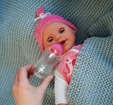 Simba 105140489 - Laura Baby Talk Doll, 38 cm mjuk kroppsdocka med sömniga ögon i söt jumpsuit, 24 babyljud, lekdocka, babydocka, 2+