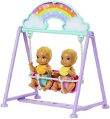 Barbie Skipper docka och lekstuga med tillbehör, inkluderar tvillingdockor, 1 spjälsäng, 1 gunga, 1 rocker och mer, HXM99