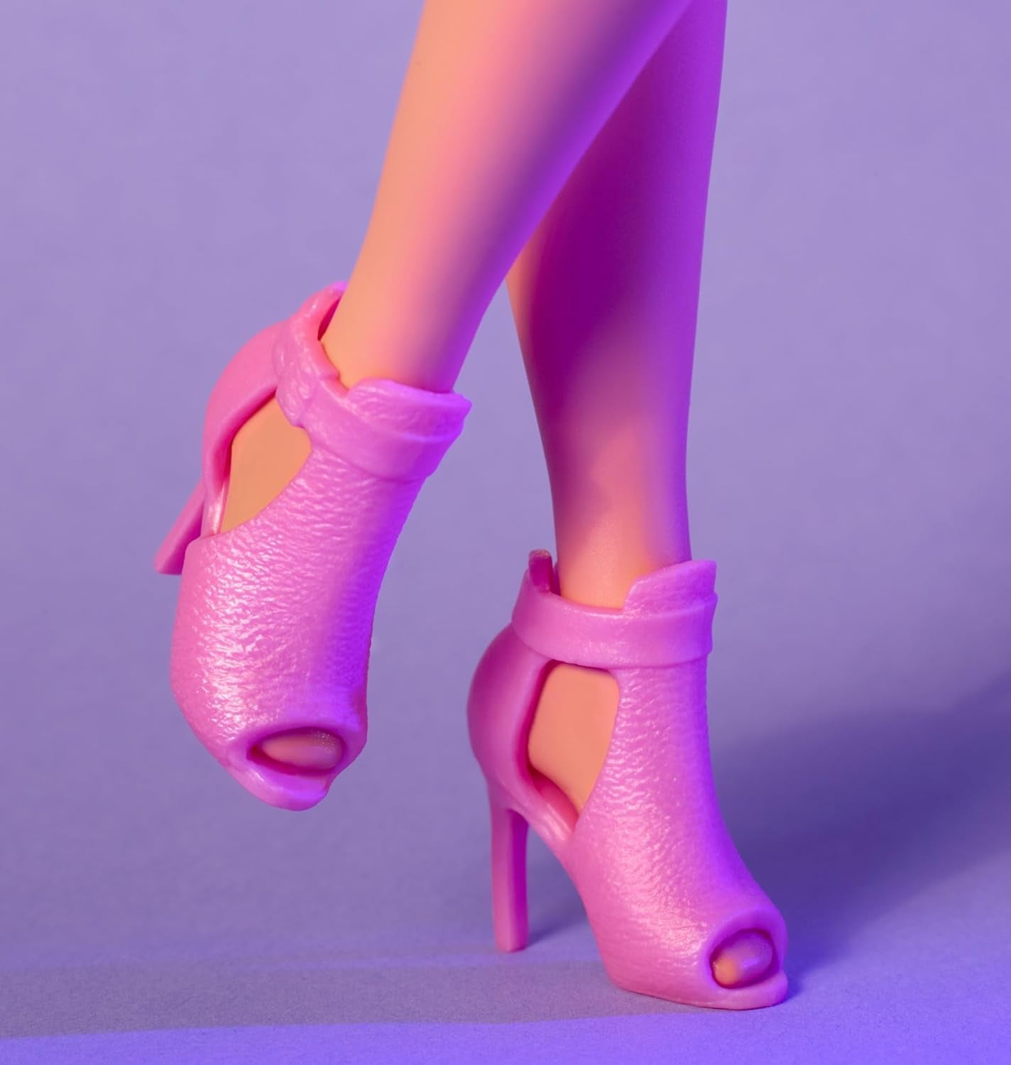 Barbie Looks Doll, samlarfigur nr. 24 med brunt hår och modernt Y2K-mode, glittrande axelbandslös klänning med höga klackar, HRM16 Naty Shop Dolls
