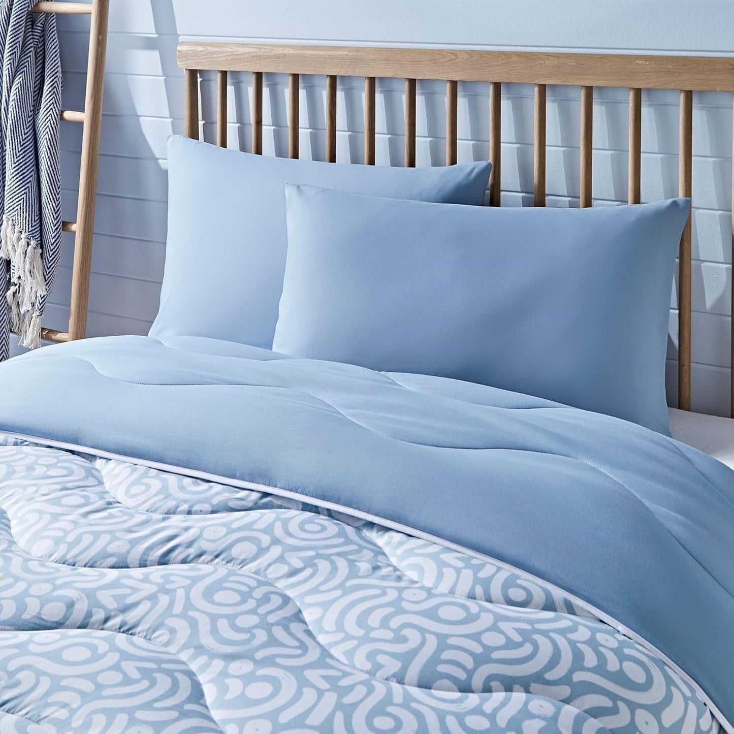 Night Lark Coverless Duvet Super King 6 Tog Vårsommar - Abstrakta vågor. Supermjuk, bekväm och lätt filt. Maskintvättbar och snabbtorkande, allt i ett vändbart örngottset Naty Shop täcken och täcken