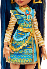 Monster High Cleo de Nile Puppe, Mummie Modepuppe, Königliches Outfit, Killerstiefel, Pyramidenryggsäck, Zubehör, für Kinder ab 4 Jahren, HHK54