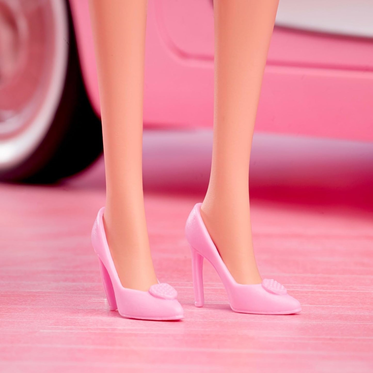 Barbie Filmen baserad på filmen Margot Robbie som Barbie samlarfigur i rosa blus och tyllkjol med stiliserad frisyr och matchande smycken JBJ53